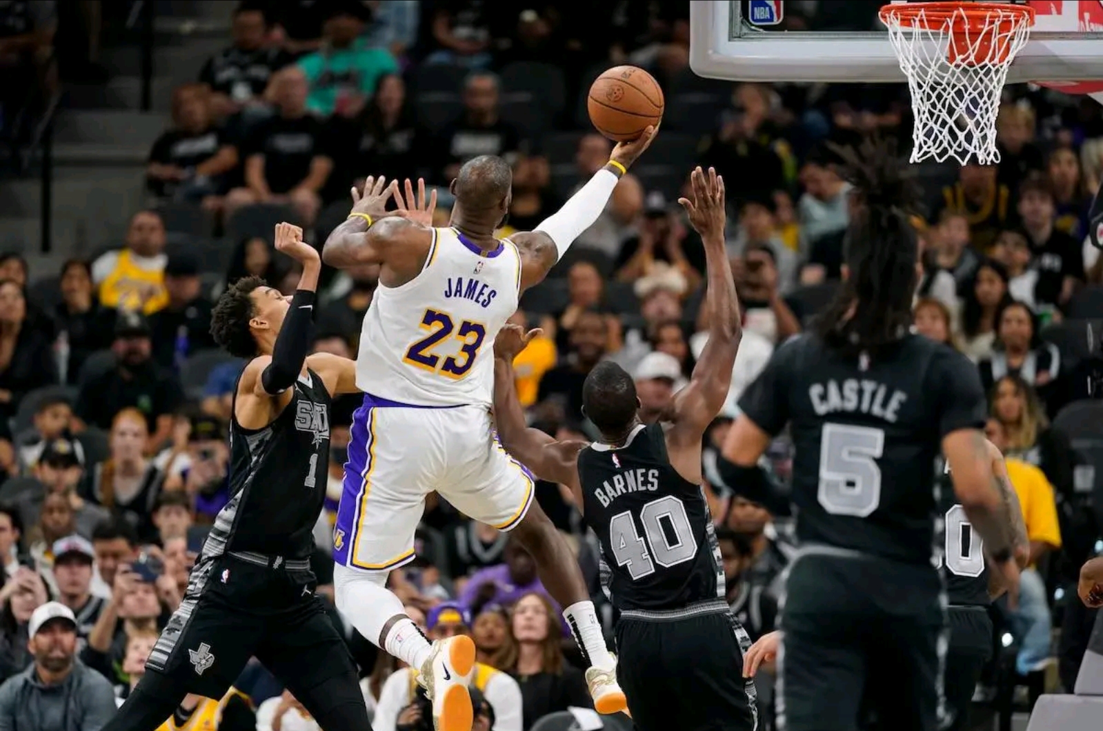 爱游戏官方入口-马刺鏖战凯尔特人，德罗赞点燃赛场