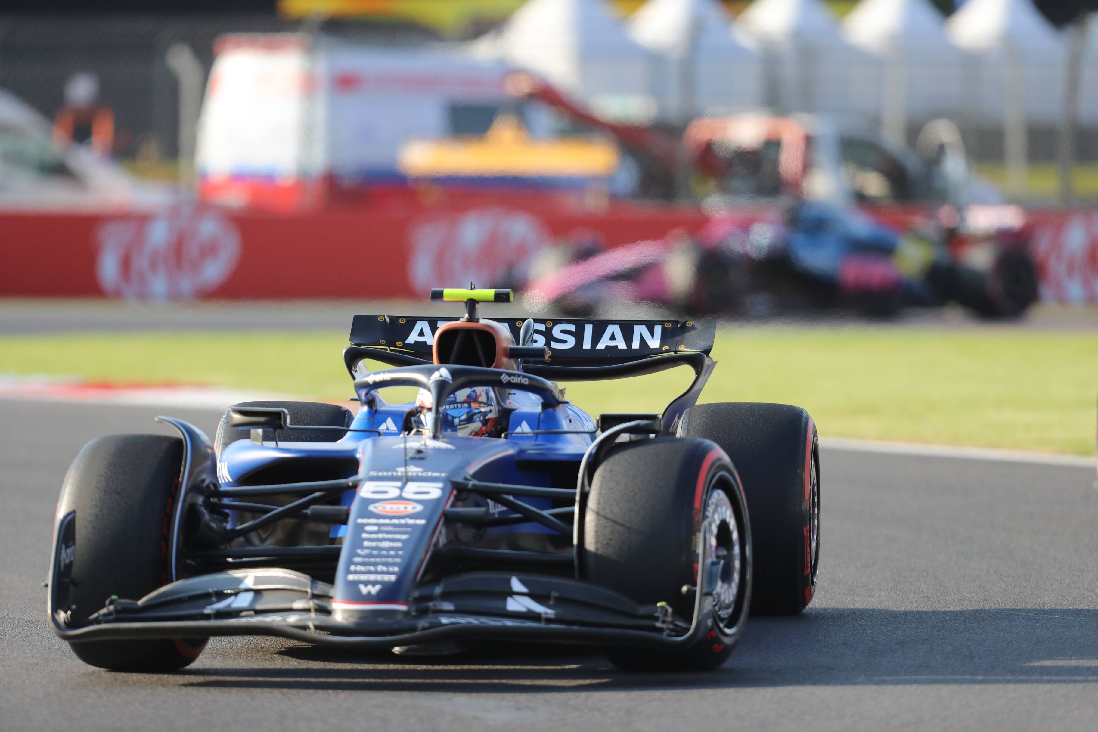 爱游戏体育-雷诺车队翻盘迈凯伦，塞恩斯统治全场