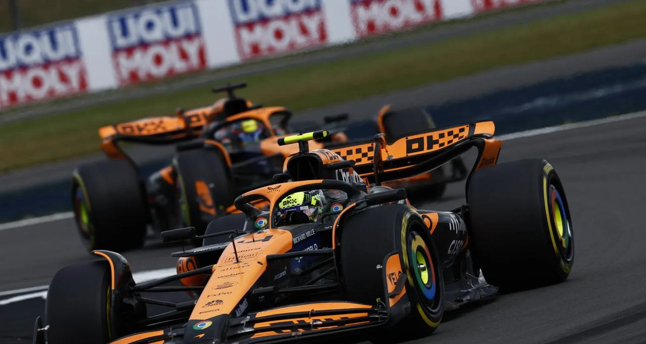 雷诺车队翻盘迈凯伦，塞恩斯统治全场