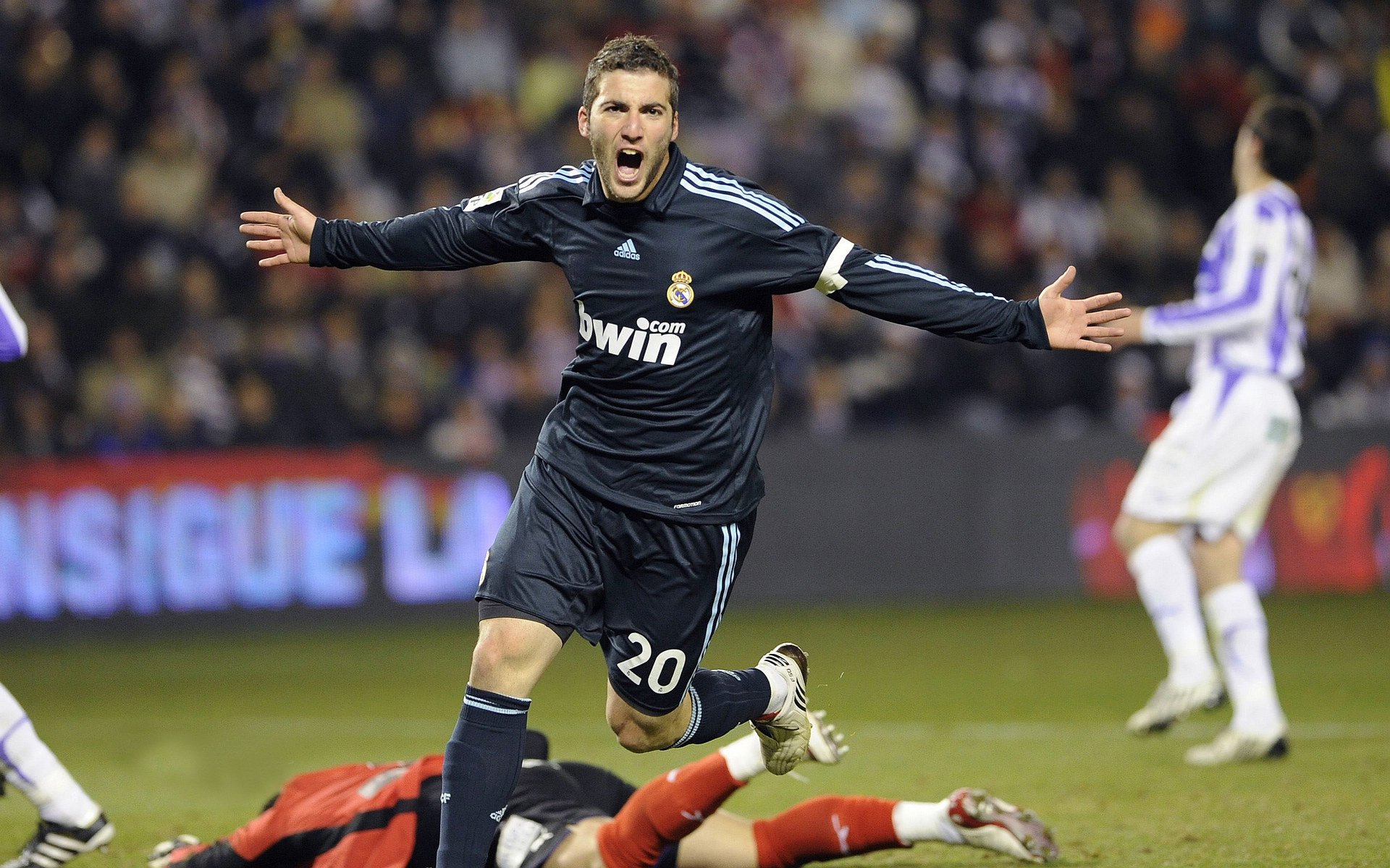 阿尔及利亚收割波兰，当政治隐喻在绿茵场上演，赖斯已在欧冠决赛接管比赛